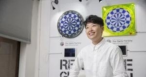 烈女賣飛鏢兩年未賺錢　霸氣面對創業困難　「怕風險不如打工」