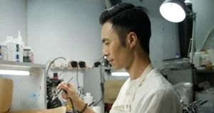 28歲老闆唔做銀行轉行開模型舖 老婆阿仔幫手看舖撐：「無轉錯行」